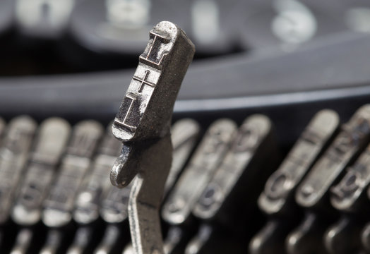 L hammer - old manual typewriter