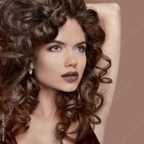 Naklejka nad blat kuchenny Healthy curly hair. Beauty Makeup. Brunette girl model with fash