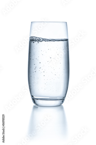 Fotografía Glas mit Wasser vor einem Weissen de fondo