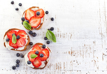 toasted bread with cream cheese and strawberries