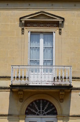 Wall Mural - Belle porte-fenêtre avec fronton et balcon.