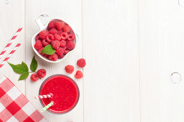 Canvas Print - Raspberry smoothie and berries in bowl