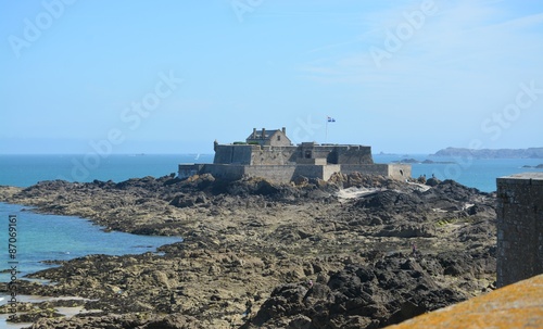 Fotomural st malo,le fort national a maree basse.
