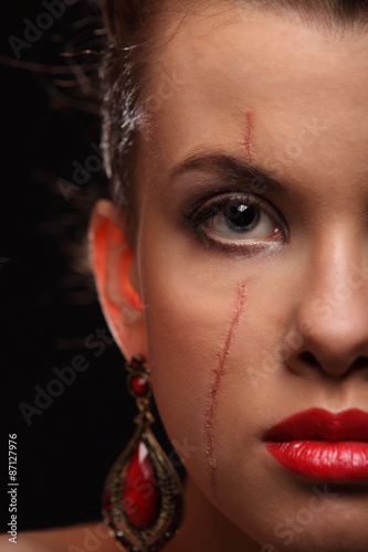 Foto beautiful girl with a scar on face and shoulder