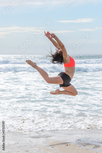 Zdjęcie XXL młoda kobieta skoki na tle morza