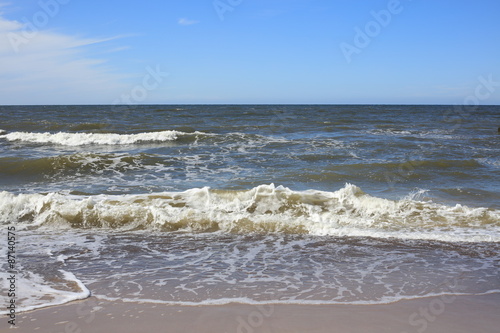  Fototapeta morze Bałtyk   spienione-fale-na-plazy-baltyckiej
