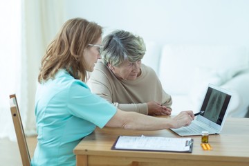 Canvas Print - Aged woman during medical consultation