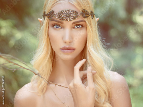  Obrazy Elfy   fantazja-mloda-kobieta-w-lesie