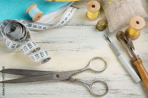 Fotovorhang - Reel of thread, centimeter, fabric, thimble and scissors, seam r (von julia_arda)