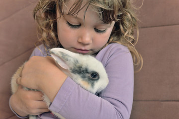 enfant et son lapereau