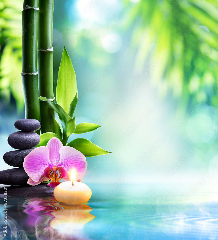 Plissee mit Motiv - spa still life - candle and stone with bamboo in nature on water
