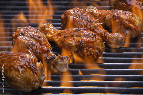 Fotografía Piernas de pollo para asar sobre las llamas en una barbacoa