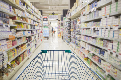 Fotomural Supermercado interior, vacío verde cesta de la compra