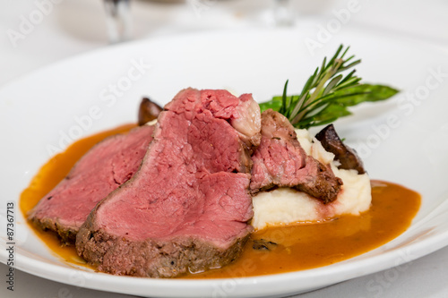 Fotomural Rare Prime Rib with Potatoes and Rosemary