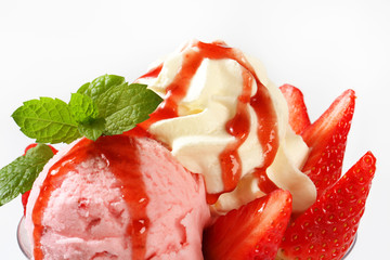 Wall Mural - Strawberry ice cream sundae