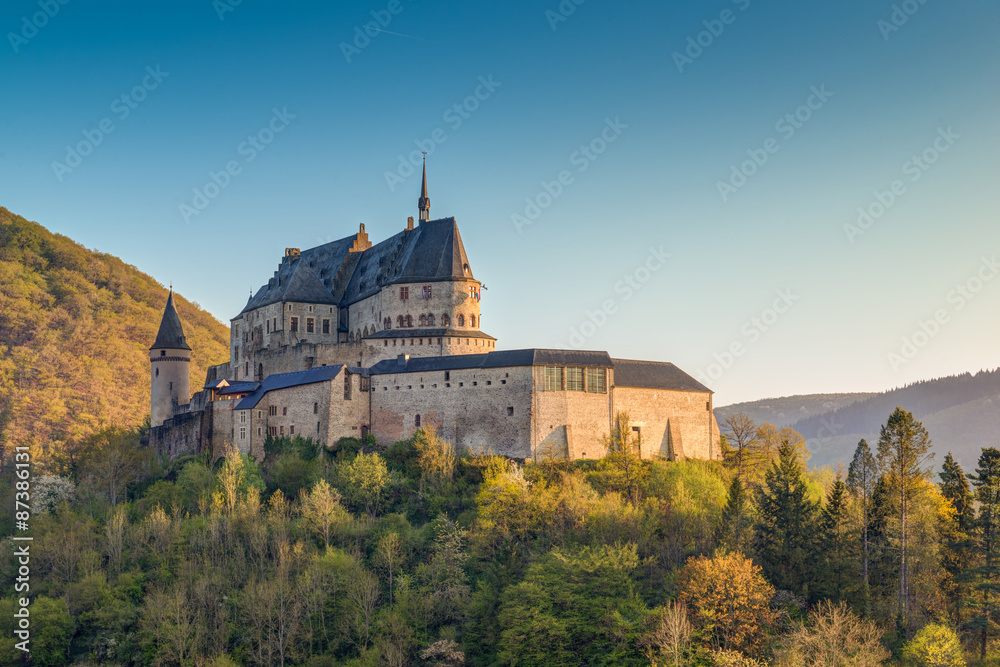 Obraz na płótnie Medieval Castle Vianden, build on top of the mountain in Luxembo w salonie