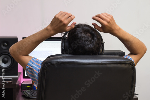 Fotografía joven sentado frente al computador