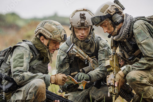 Fotomural rangers on the Outdoor of looking at the map