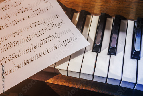 Piano keys and sheet music Fototapet