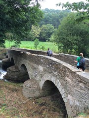 dos peregrinas cruzando el puente del tramo del camino de santiago