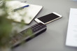 © contrastwerkstatt - telefon und handy auf dem schreibtisch