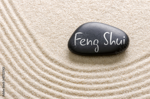 Fotografía Schwarzer Stein mit der Aufschrift Feng Shui