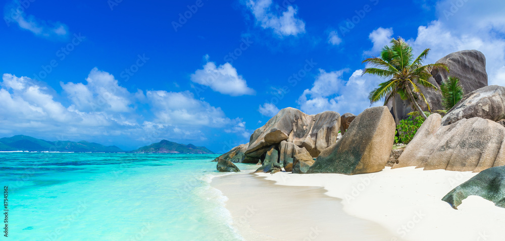 Tropical Paradise - Anse Source d'Argent - Beach on island La Digue in Seychelles - obrazy, fototapety, plakaty 
