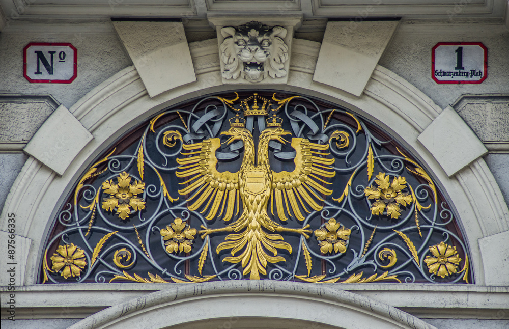 Photo Stock ウィーン国会議事堂のハプスブルク家紋章レリーフ | Adobe