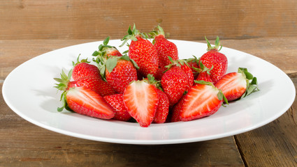 Wall Mural - Fresh strawberries in a white plate