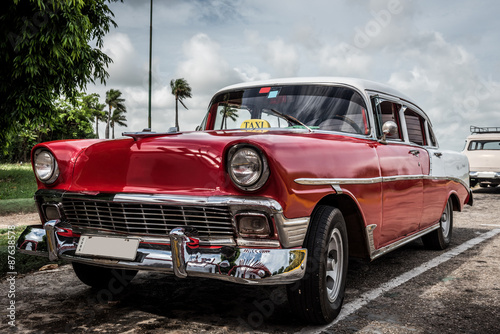 Plakat na zamówienie HDR Kuba Varadero roter Oldtimer parkt am Seitenrand