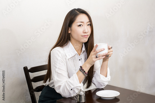 喫茶店でコーヒーカップを持つ女性 Stock Photo Adobe Stock