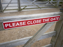 Please Close The Gate Sign UK