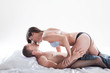 © Nick Freund - Paar erotisch im Bett Porträt