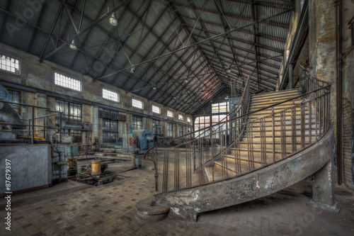 Fototapeta do kuchni Imposing staircase inside the hall of an abandoned power plant