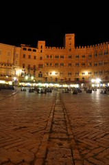 Wall Mural - Nightly photo of the Piazza del Campo in Siena, Tuscany, italy