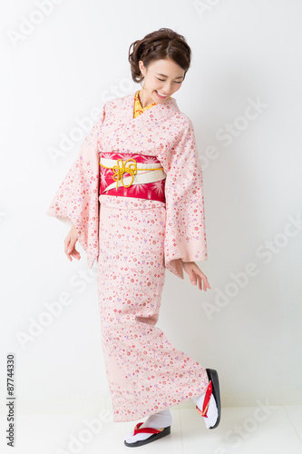 着物を着た女性 全身 Stock Photo Adobe Stock 着物を着た女性 全身 Stock Photo Adobe Stock