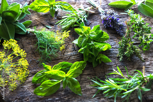Photo Fresh herbs on wooden background