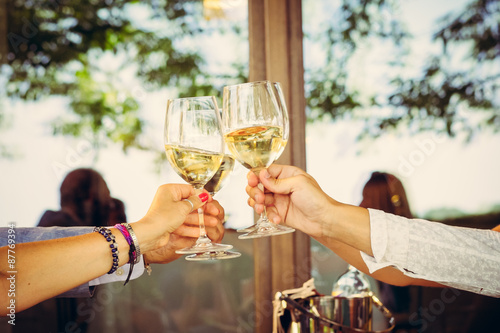 Fotomural Aperitivo e brindisi con bichieri di vino bianco