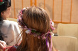 © uzkiland - mujer con diadema de flores