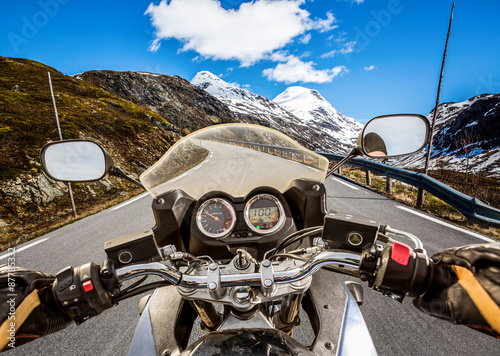 biker-widok-z-pierwszej-osoby-gorska-serpentyna