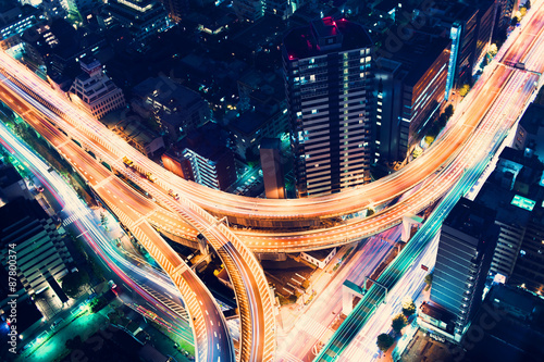 Fototapeta na szkło Widok z lotu ptaka autostrady skrzyżowanie przy nocą w Tokio, Japonia
