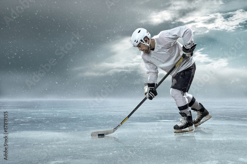 Plakat Lodowy gracz w hokeja na lodzie w górach