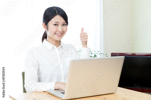 ノートパソコンを操作する女性 部屋 家 自宅 笑顔 グッド Adobe Stock でこのストック画像を購入して 類似の画像をさらに検索 Adobe Stock