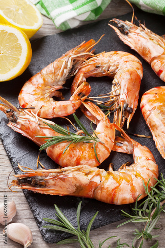 Crevettes grillées sur plaque de pierre Tableau sur Toile