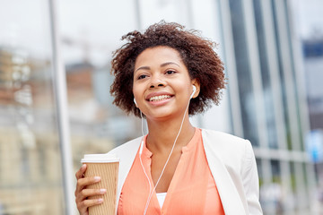 Poster - happy african businesswoman with coffee in city