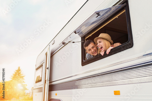 Fotomural Young couple sitting in a camper van