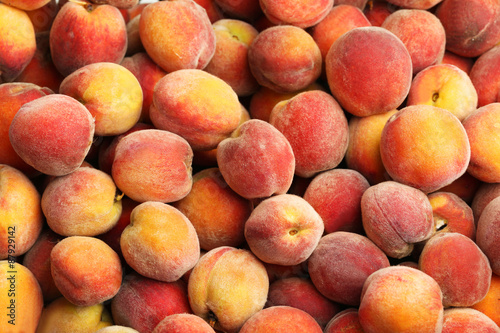 Fotomural Ripe peach fruit background, close up