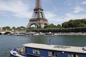 Sticker - Tour Eiffel vue depuis une péniche d'un quai de Seine à Paris	