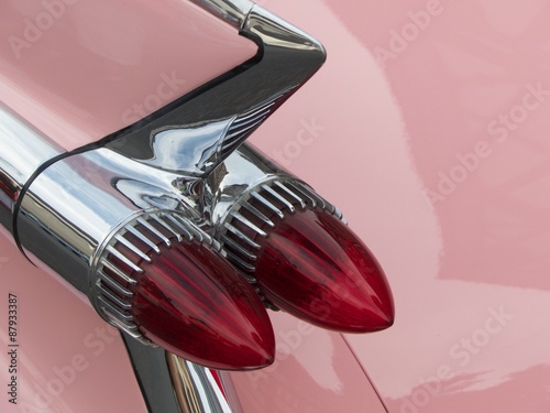 Fotografie, Obraz Rücklichter einer rosa Limousine aus dem Amerika der Fünfziger Jahre bei Den Gol
