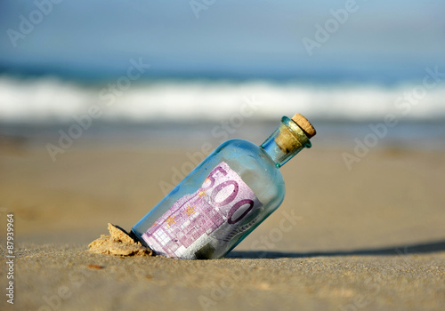 Poster Billete de 500 euros en una botella encontrada en la playa